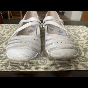 Women’s Skechers (9.5)